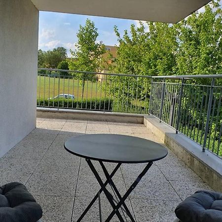 Appartement Contemporain Renove A Neuf Avec Cuisine Equipe - Val De Reuil Val-de-Reuil エクステリア 写真