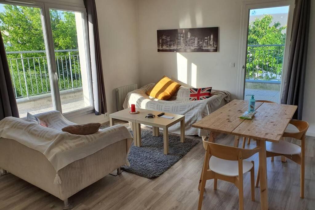 Appartement Contemporain Renove A Neuf Avec Cuisine Equipe - Val De Reuil Val-de-Reuil エクステリア 写真