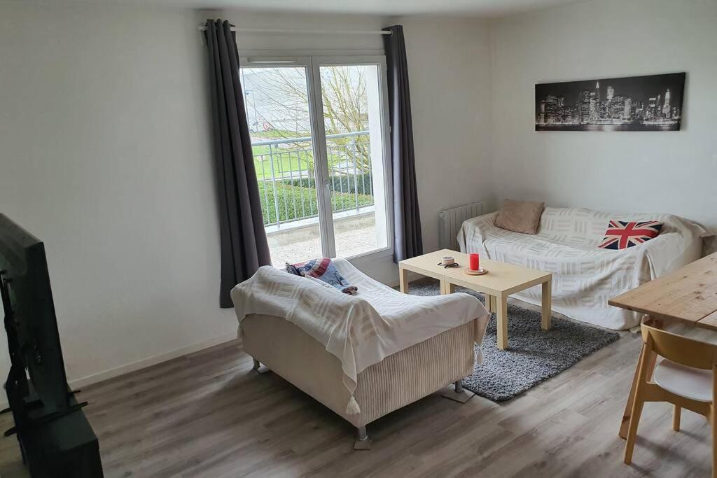 Appartement Contemporain Renove A Neuf Avec Cuisine Equipe - Val De Reuil Val-de-Reuil エクステリア 写真