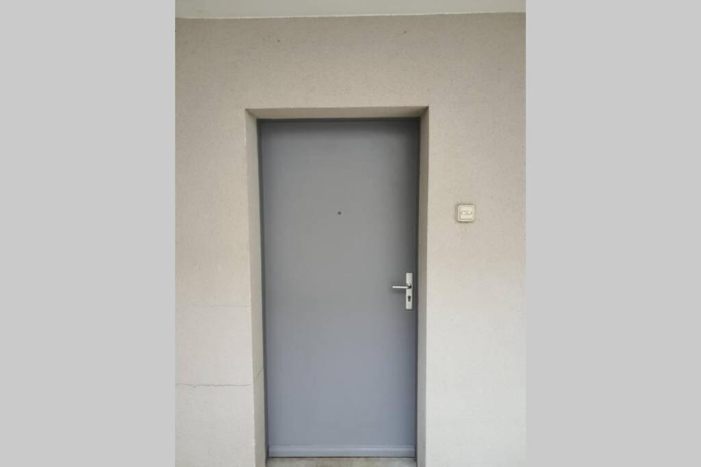 Appartement Contemporain Renove A Neuf Avec Cuisine Equipe - Val De Reuil Val-de-Reuil エクステリア 写真