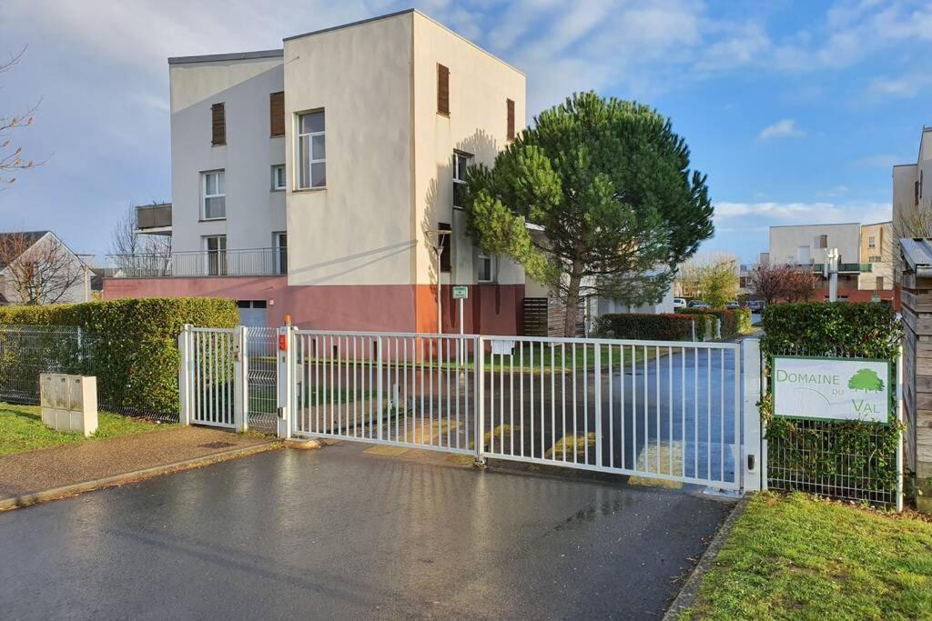 Appartement Contemporain Renove A Neuf Avec Cuisine Equipe - Val De Reuil Val-de-Reuil エクステリア 写真